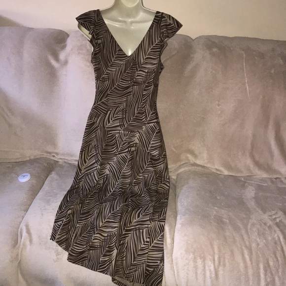 BCBG Maxazria Small tan and brown palm leaves pattern dress 💕 - Picture 5 of 7